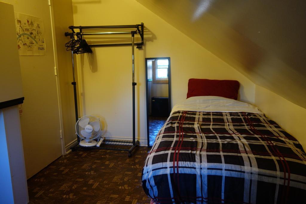 Spadina 11 Guesthouse Τορόντο Δωμάτιο φωτογραφία