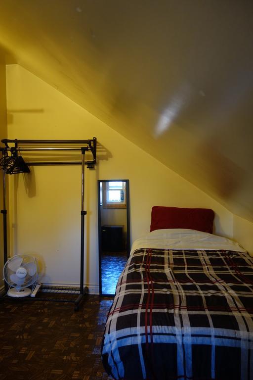Spadina 11 Guesthouse Τορόντο Δωμάτιο φωτογραφία