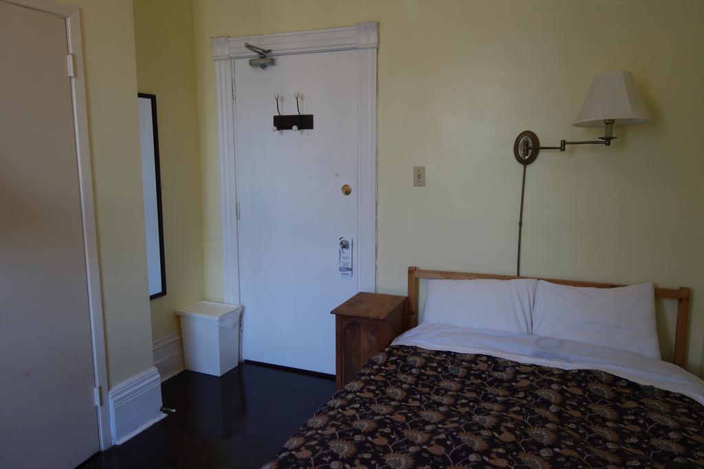 Spadina 11 Guesthouse Τορόντο Δωμάτιο φωτογραφία