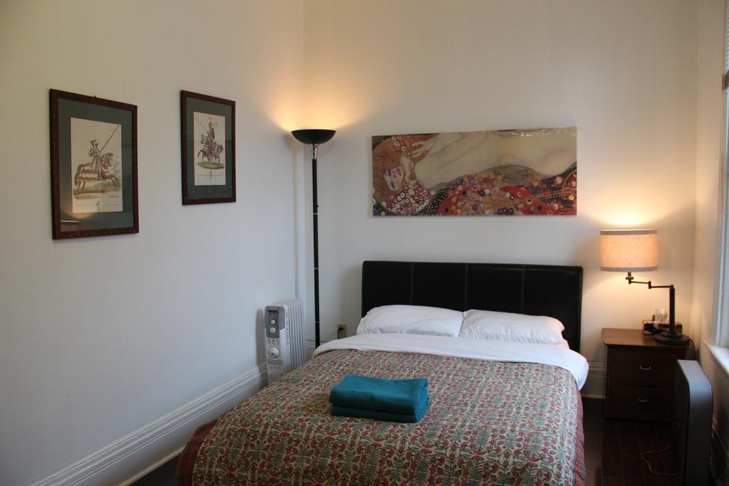 Spadina 11 Guesthouse Τορόντο Δωμάτιο φωτογραφία